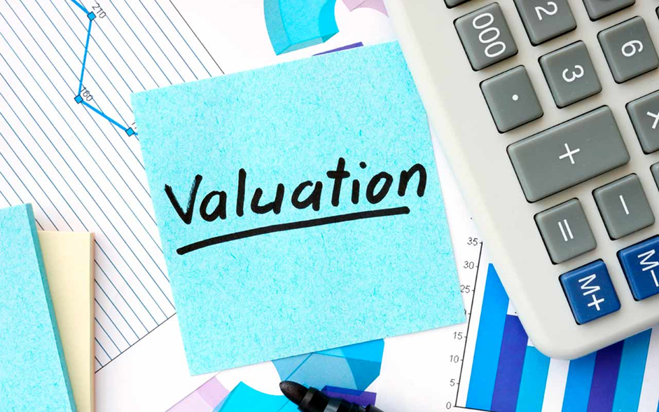 Aprenda a calcular o valuation da sua empresa com métodos eficazes, como Fluxo de Caixa Descontado, Múltiplos de Mercado e Valor Patrimonial.